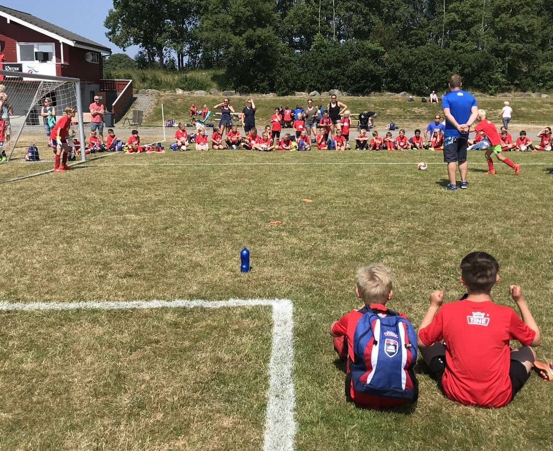 Barn på en fotballbane