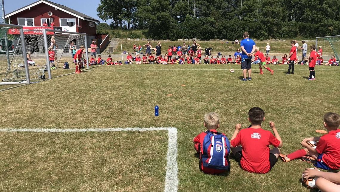 Barn på en fotballbane