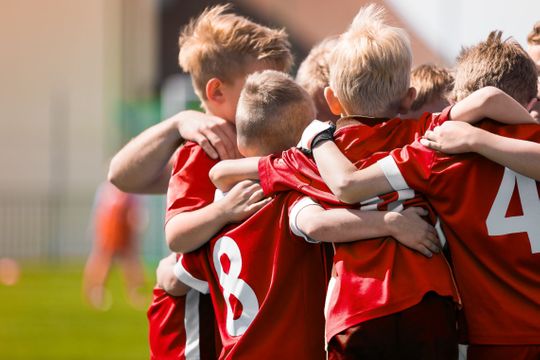 Barn i røde fotballdrakter