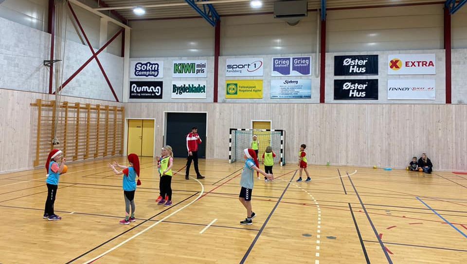 Små barn i en hall